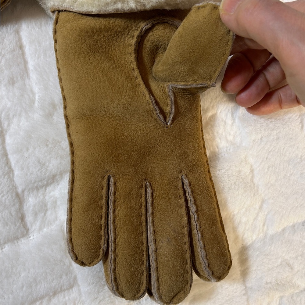 UGG Sheepskin Fluffy Cream Women’s Gloves size medium - Picture 6 of 7